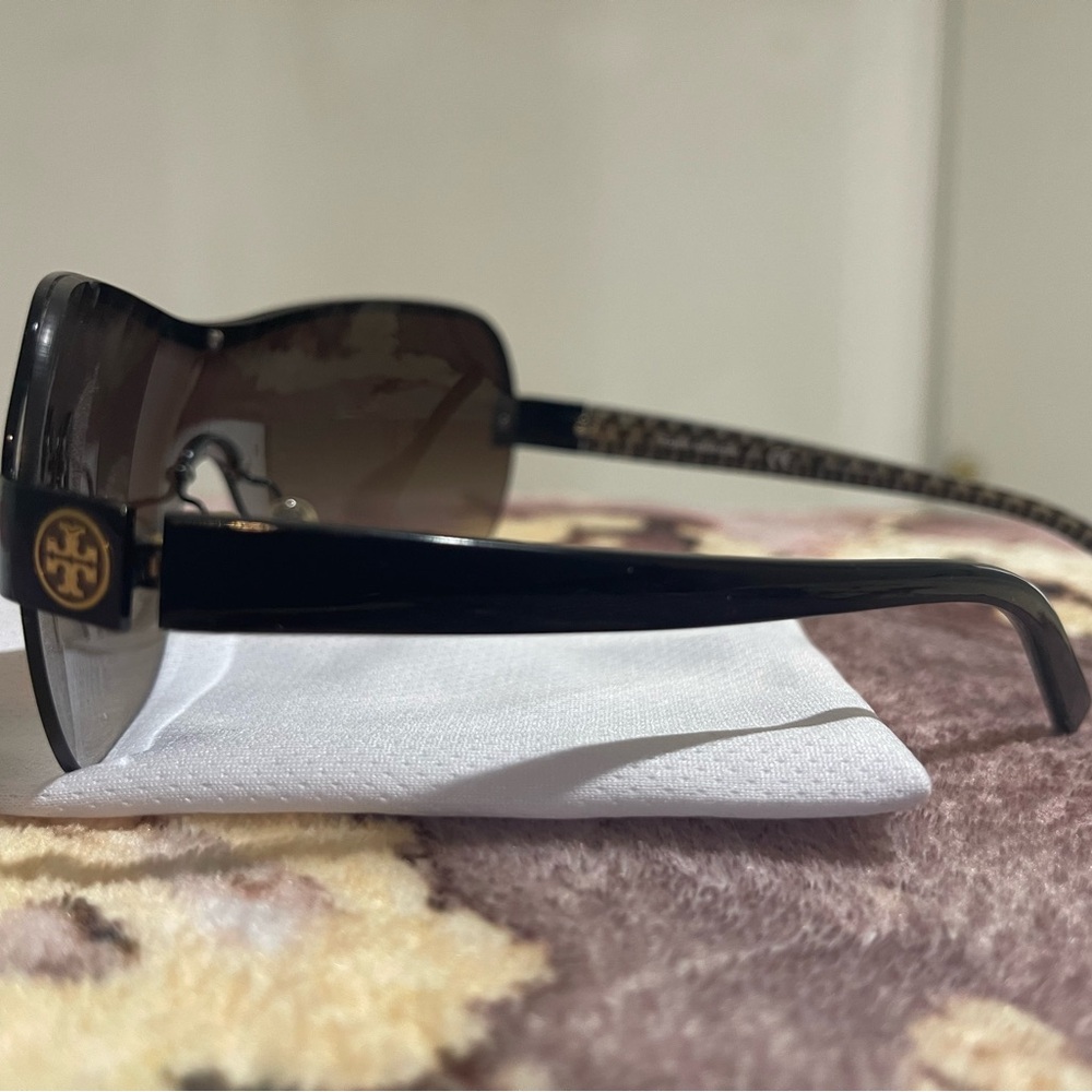 Sunglasses - Picture 4 of 5